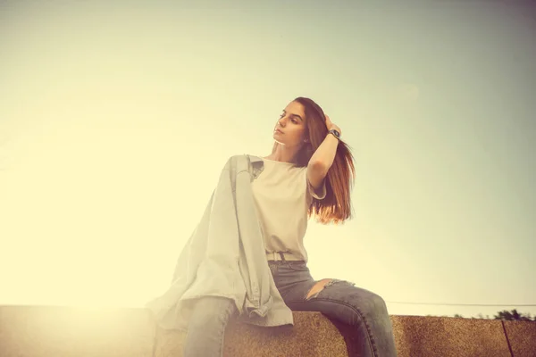 Mode Hipster Coole Mädchen Entspannen Auf Der Straße Der Stadt — Stockfoto