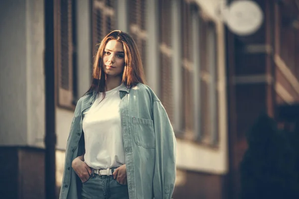 Hipster Meisje Casual Kleding Zomer Stadsportret Jonge Toeristische Vrouw Wandelt — Stockfoto