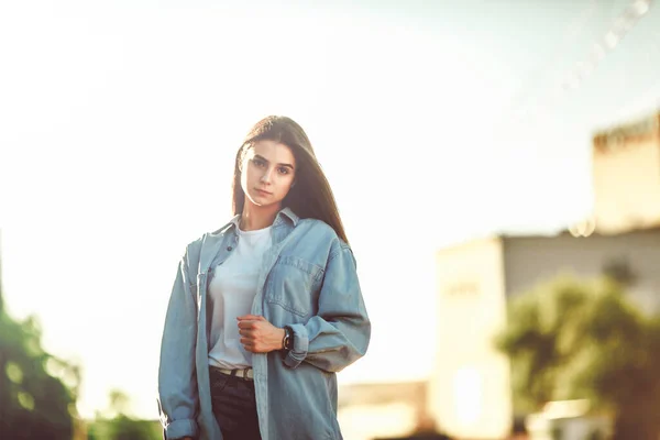 Retrato Mujer Moda Chica Joven Bastante Moda Calle Soleada Ciudad — Foto de Stock