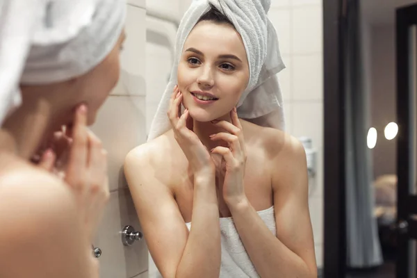 Mujer Joven Baño Detrás Del Espejo Concepto Tratamiento Del Cuidado — Foto de Stock