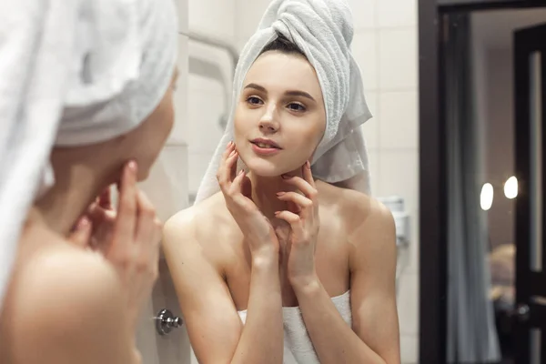 Jovem Mulher Casa Banho Atrás Espelho Conceito Tratamento Pele — Fotografia de Stock