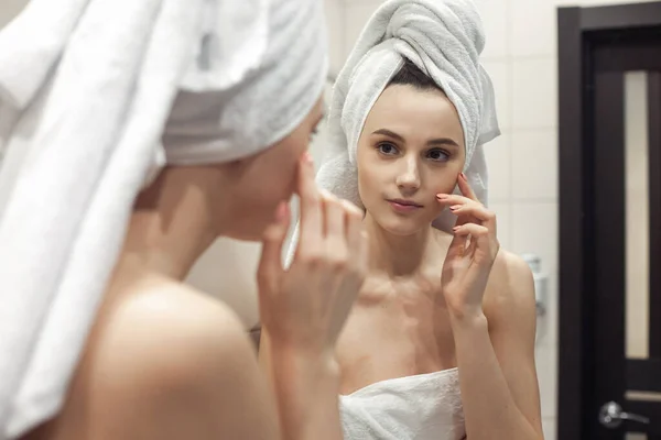 Mujer Joven Baño Detrás Del Espejo Concepto Tratamiento Del Cuidado Imagen De Stock