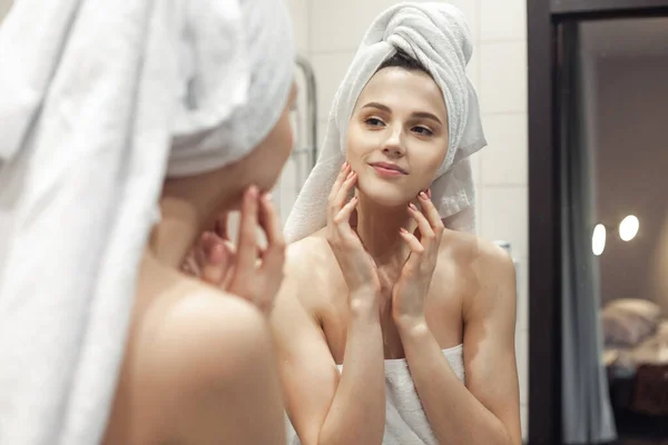 Banyodaki Genç Kadın Aynanın Arkasında Cilt Tedavisi Kavramı Telifsiz Stok Fotoğraflar