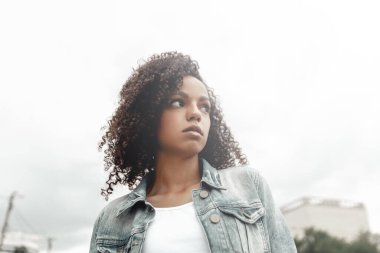 Çekici esmer kız portresi. Şehirli hippi genç kadın sokakta yürüyor.