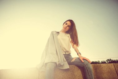 Hippi kız gündelik kıyafetleri. Summer City portresi. Genç turist kadın kasabada yürüyor.