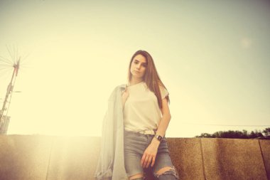 Şehir caddesinde güzel bir turist kız. Muhteşem genç model kadın, açık hava portresi. Modaya uygun kıyafetler.. 