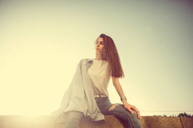 Şehir caddesinde güzel bir turist kız. Muhteşem genç model kadın, açık hava portresi. Modaya uygun kıyafetler.. 