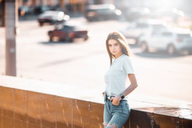 Hippi kız gündelik kıyafetleri. Summer City portresi. Genç turist kadın kasabada yürüyor.