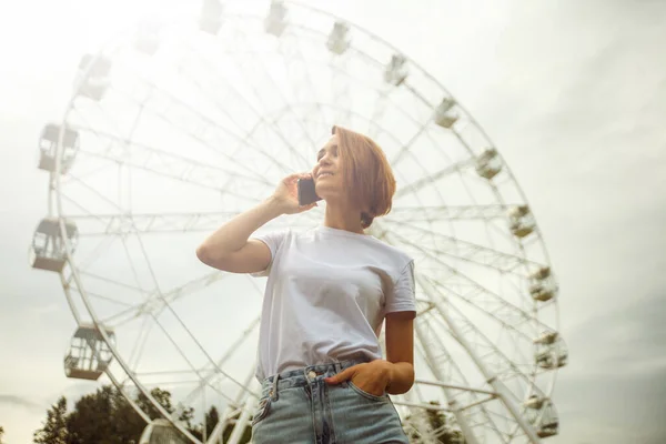 Snygg Ung Kvinna Stadsmiljö Med Mobiltelefon Hipster Trendig Modell — Stockfoto