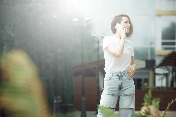 Hipster Flicka Vardagskläder Sommarstadsporträtt Ung Turist Kvinna Promenader Stan — Stockfoto