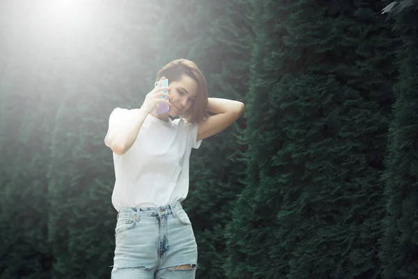 Mode Hipster Cool Tjej Koppla Stadens Gata Pensiv Kvinnlig Hipstermodell — Stockfoto