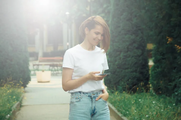 Jovem Elegante Cena Urbana Com Telefone Celular Hipster Modelo Moda — Fotografia de Stock