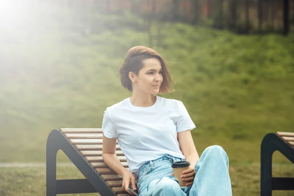 Zomer Zonnige Levensstijl Mode Portret Jonge Hippe Hippe Vrouw Die — Stockfoto