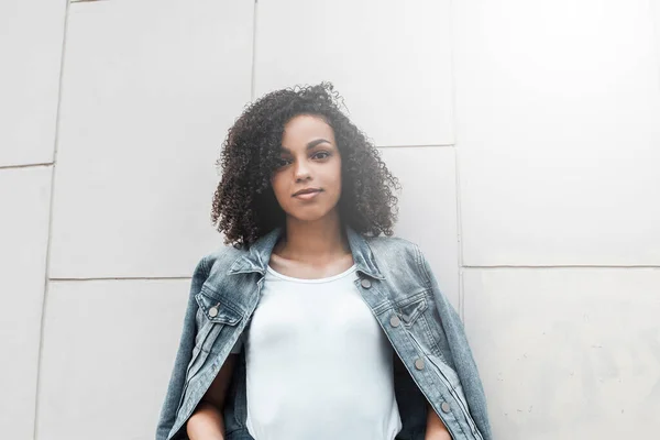 Mulato Menina Encaracolado Preto Rua Cidade Verão Ensolarada Estilo Ganga — Fotografia de Stock