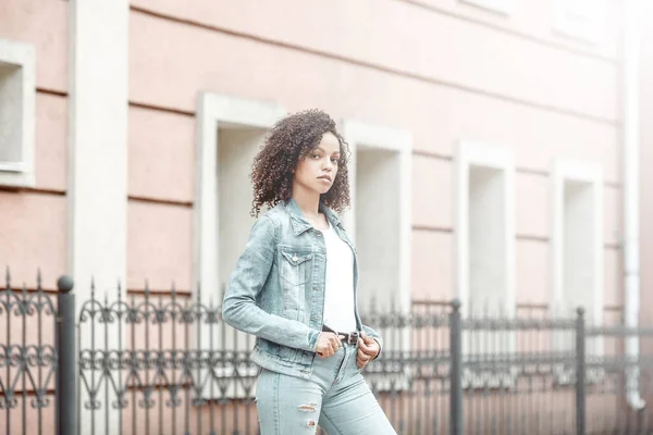 Mulattotjejporträtt Denimstil Hipster Promenader Sommarstaden — Stockfoto