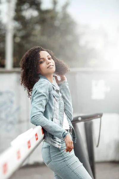 Mulatto Svart Lockig Tjej Gatan Solig Sommarstad Ung Kvinna Denim — Stockfoto