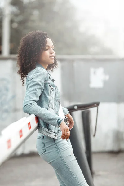 Estilo Denim Retrato Mulato Menina Hipster Caminhando Cidade Verão — Fotografia de Stock