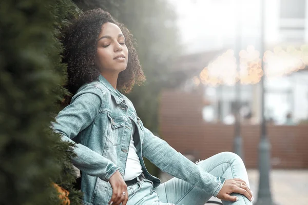 Mulattotjejporträtt Denimstil Hipster Promenader Sommarstaden — Stockfoto