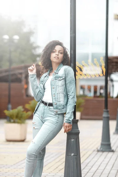 Preto Jovem Bonita Menina Relaxante Livre Retrato Hipster Rua Estudante — Fotografia de Stock