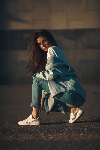 Menina Turística Bonita Rua Cidade Linda Jovem Modelo Mulher Retrato — Fotografia de Stock