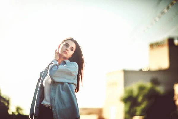 Moda Hipster Ragazza Cool Relax Sulla Strada Della Città Modello — Foto Stock