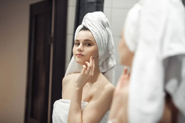 Mujer Joven Baño Detrás Del Espejo Concepto Tratamiento Del Cuidado — Foto de Stock