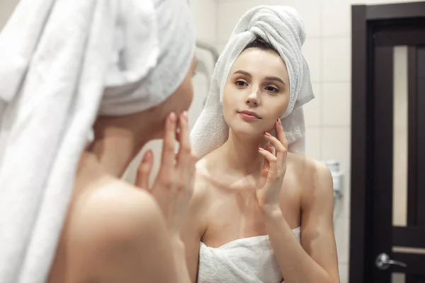 Jonge Vrouw Badkamer Achter Spiegel Begrip Huidverzorgingsconcept — Stockfoto