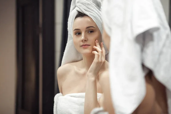 Banyodaki Genç Kadın Aynanın Arkasında Cilt Tedavisi Kavramı Telifsiz Stok Fotoğraflar