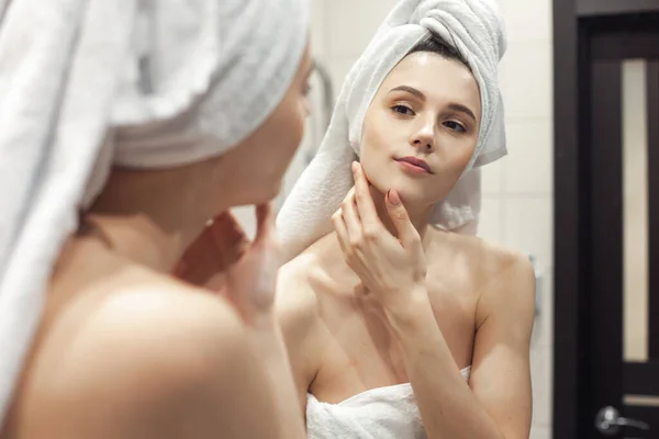 Banyodaki Genç Kadın Aynanın Arkasında Cilt Tedavisi Kavramı Stok Fotoğraf