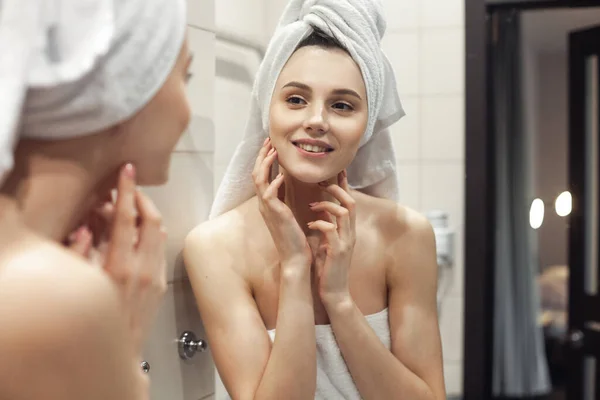 Banyodaki Genç Kadın Aynanın Arkasında Cilt Tedavisi Kavramı - Stok İmaj