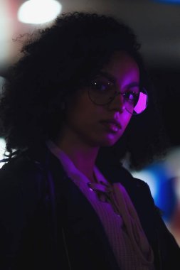 Gece şehir ışıklarında siyah kız portresi. Yaşam tarzı tasarımı için şık Afrikalı kız