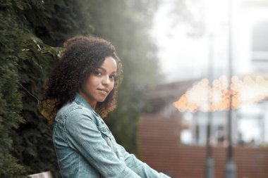 Çekici esmer kız portresi. Şehirli hippi genç kadın sokakta yürüyor.