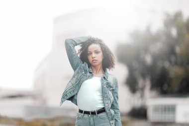 Denim stili melez kız portresi. Yaz şehrinde yürüyen hippi.