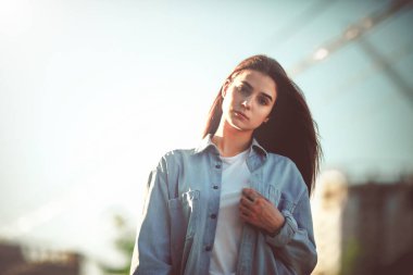 Şehir caddesinde güzel bir turist kız. Muhteşem genç model kadın, açık hava portresi. Modaya uygun kıyafetler.. 