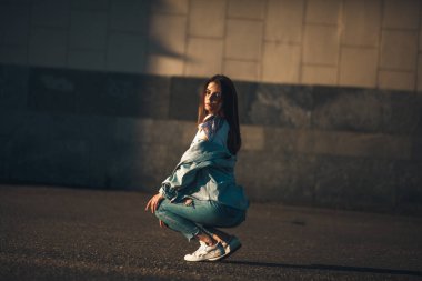 Moda hippisi havalı kız şehir sokaklarında rahatlıyor. Düşünceli bayan hippi modeli. Yaz çökmüş portresi