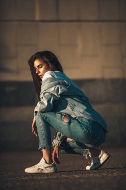 Hippi kız gündelik kıyafetleri. Summer City portresi. Genç turist kadın kasabada yürüyor.