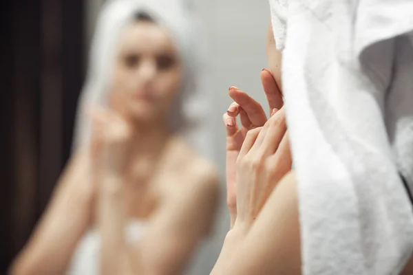 Νεαρή Γυναίκα Στο Μπάνιο Πίσω Από Τον Καθρέφτη Έννοια Επεξεργασίας — Φωτογραφία Αρχείου