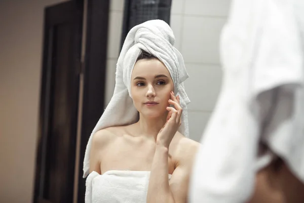 Mujer Joven Baño Detrás Del Espejo Concepto Tratamiento Del Cuidado — Foto de Stock