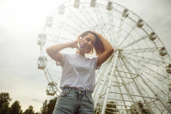 Mode Hipster Cool Tjej Koppla Stadens Gata Pensiv Kvinnlig Hipstermodell — Stockfoto