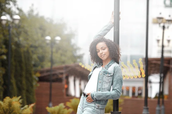 Mulatto Svart Lockig Tjej Gatan Solig Sommarstad Ung Kvinna Denim — Stockfoto