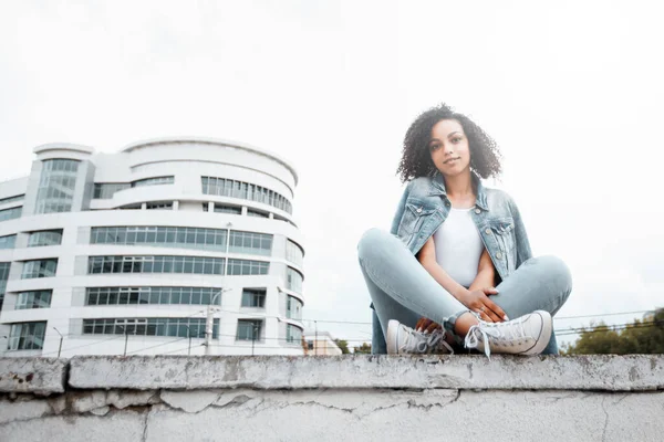 Mulattotjejporträtt Denimstil Hipster Promenader Sommarstaden — Stockfoto