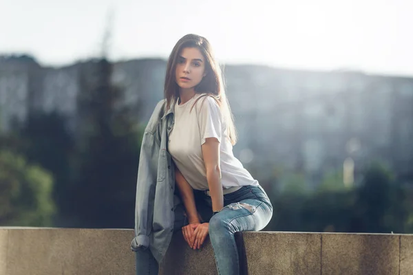 Gyönyörű Turista Lány Város Utcájában Gyönyörű Fiatal Modell Kültéri Portré — Stock Fotó