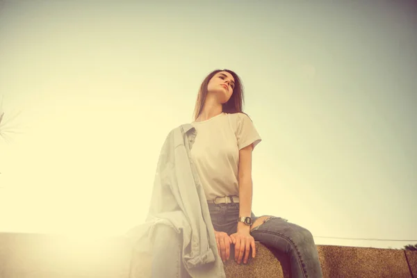 Hipster Meisje Casual Kleding Zomer Stadsportret Jonge Toeristische Vrouw Wandelt — Stockfoto