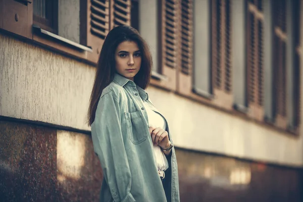 Moda kadını portresi. Genç, güzel, modaya uygun bir kız. Güneşli yaz şehri sokağı.