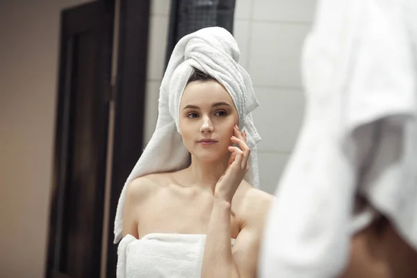 Banyodaki Genç Kadın Aynanın Arkasında Cilt Tedavisi Kavramı Stok Resim
