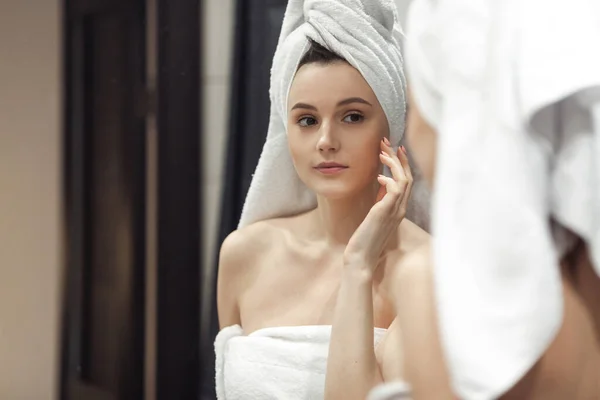 Jonge Vrouw Badkamer Achter Spiegel Begrip Huidverzorgingsconcept — Stockfoto