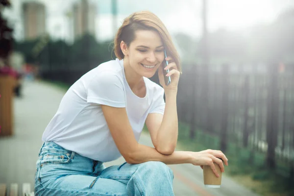 Atraktivní Dívka Telefonem Ulici Městský Portrét Mladé Krásné Modelky Komunikační — Stock fotografie