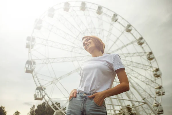 Mode Hipster Cool Meisje Ontspannen Straat Pensief Vrouwelijk Hipster Model — Stockfoto