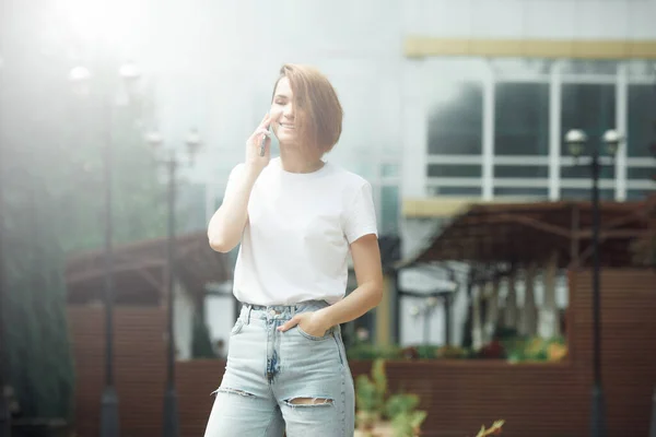 Attraktiv Tjej Med Telefon Gatan Stadsporträtt Ung Vacker Kvinna Modell — Stockfoto