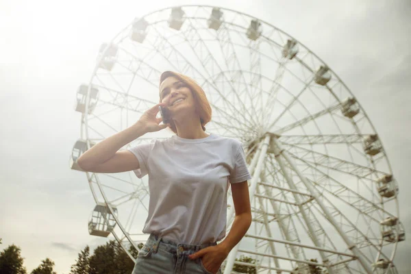 Een Jonge Vrouw Met Een Mobieltje Casual Hipster Meisje Straat — Stockfoto